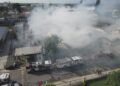 911 coordina asistencia de 21 unidades de bomberos para sofocar incendio afecta fábrica de tabaco en Moca