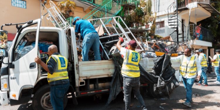 Alcaldía del DN recupera espacios públicos y retira chatarras en Manganagua