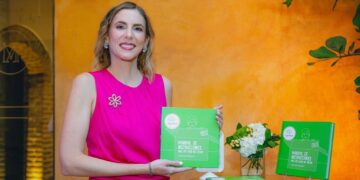 Presentan libro "Manual de instrucciones que los hijos no traen"
