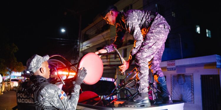 Cierran negocios nocturnos y arrestan a decenas de personas por infringir la ley