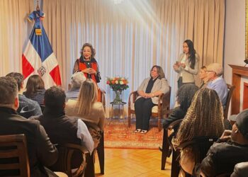Promocionan en Chile la 6ta versión del “Premio al Emigrante Dominicano Sr. Oscar de la Renta”