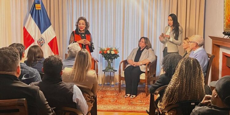 Promocionan en Chile la 6ta versión del “Premio al Emigrante Dominicano Sr. Oscar de la Renta”