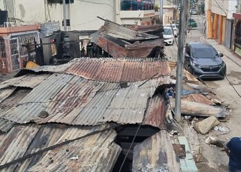 Incendio deja 8 familias a la intemperie en San Luis 