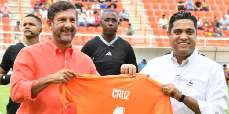 Ministro de Deportes, Kelvin Cruz, felicita al Cibao Fútbol Club por su quinto título en la LDF