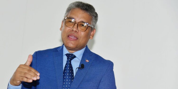 Carlos Peña saluda que reforma constitucional coincida con su propuesta de gobierno