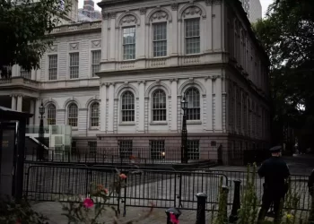 Por cargos de corrupción allanan residencia de alcalde de Nueva York