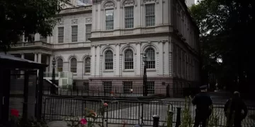 Por cargos de corrupción allanan residencia de alcalde de Nueva York