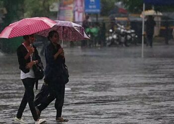 ¡Sombrilla en mano! Pronostican inicio de semana con lluvias por onda tropical y vaguada
