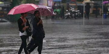 ¡Sombrilla en mano! Pronostican inicio de semana con lluvias por onda tropical y vaguada