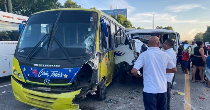 Al menos cinco vehículos involucrados en el accidente de la autopista 6 de Noviembre