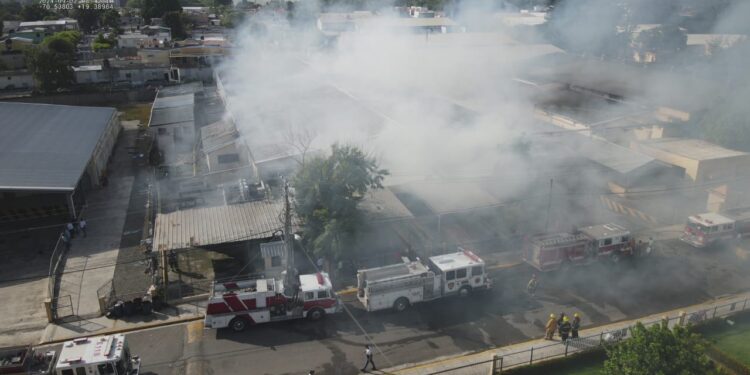 911 coordina asistencia de 21 unidades de bomberos para sofocar incendio afecta fábrica de tabaco en Moca
