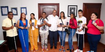 Jóvenes con discapacidad visual reciben donación de sus pasaportes