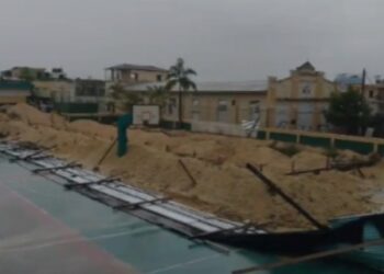 Lluvias provocan desplome de pared en un centro educativo de Cristo Rey