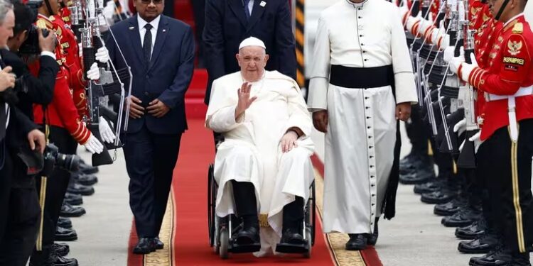El papa Francisco llegó a Indonesia para comenzar su gira por Asia y Oceanía