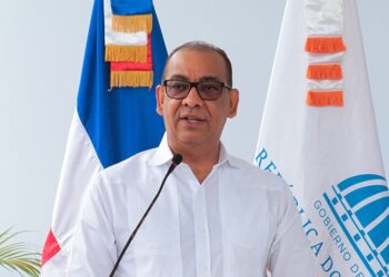 Ministro de Obras Públicas viajó este miércoles a Panamá para conocer nueva tecnología de asfalto