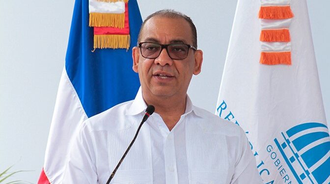 Ministro de Obras Públicas viajó este miércoles a Panamá para conocer nueva tecnología de asfalto