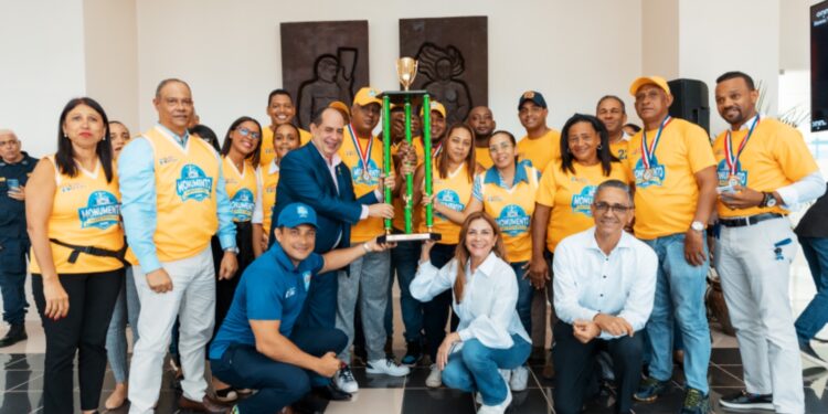 Alcaldesa Carolina Mejía entrega trofeo al equipo campeón de los Juegos ADN 2024
