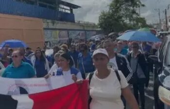 Profesores protestan tras cancelación de tres docentes en San Francisco de Macorís