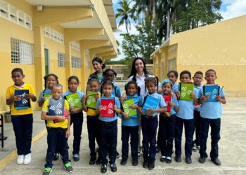 Fundación Refidomsa entrega útiles escolares a cientos de niños de todo el país
