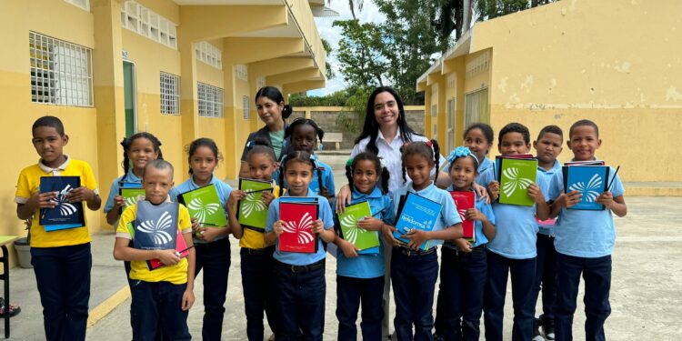 Fundación Refidomsa entrega útiles escolares a cientos de niños de todo el país