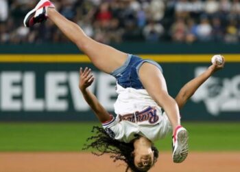 Dominicana lanza primera bola en partido Rangers vs Yankees