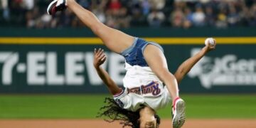 Dominicana lanza primera bola en partido Rangers vs Yankees