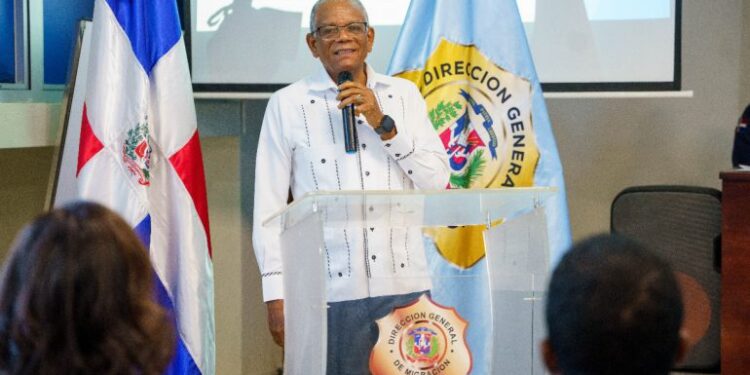 Director de Migración dice no le tiembla el pulso para cancelar empleados que reciben sobornos