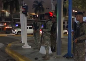 Militares custodian semáforos; Intrant evita sabotaje