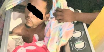 Hallan hombre escondido en una lavadora con sustancias narcóticas y un arma