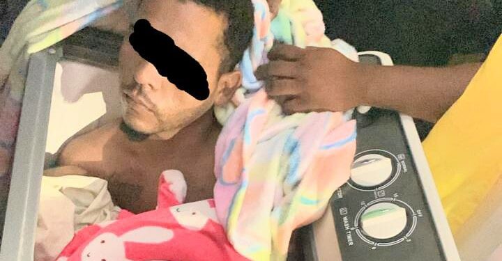 Hallan hombre escondido en una lavadora con sustancias narcóticas y un arma