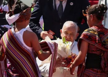 El papa Francisco llega a Timor Oriental, tercera etapa de su gira por Asia-Pacífico