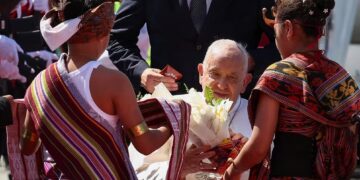 El papa Francisco llega a Timor Oriental, tercera etapa de su gira por Asia-Pacífico