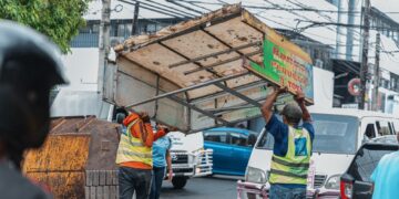 Alcaldía del DN y la Dirección de Casinos y Juegos de Azar eliminan bancas ilegales que ocupaban aceras en la Albert Thomas