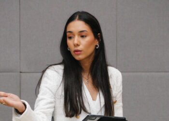 Regidora Aileen Decamps denuncia irregularidad en multa de tránsito impuesta por policía municipal en SDE