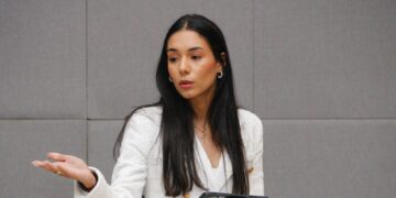 Regidora Aileen Decamps denuncia irregularidad en multa de tránsito impuesta por policía municipal en SDE