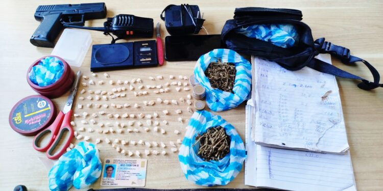 Policía ocupa narcóticos, arma de fuego y otros objetos durante operativos en Monte Plata