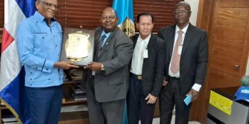 Fundación de Haina reconoce al director general de Migración