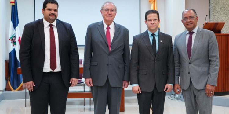 Jurista español destaca papel de los tribunales constitucionales como orientadores y defensores de la Constitución