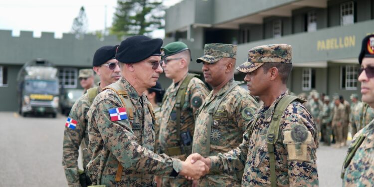 Comandante General del Ejército recorre instalaciones militares de la zona Norte del país