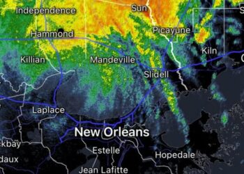 El huracán Francine toca tierra en Luisiana y deja a miles de personas en la oscuridad