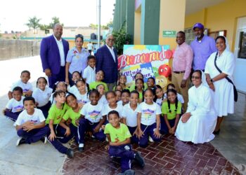 Alfredo Pacheco se compromete a viabilizar construcción de pabellón en Centro Educativo Cristo Rey