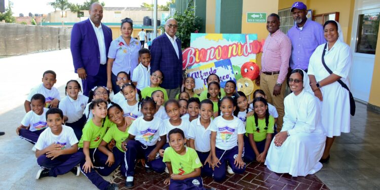 Alfredo Pacheco se compromete a viabilizar construcción de pabellón en Centro Educativo Cristo Rey