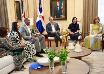 Presidente condecora con Orden del Mérito de Caballero a Al Horford