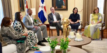 Presidente condecora con Orden del Mérito de Caballero a Al Horford