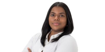 Candidata presidencia FED, Tefa de la Cruz, deposita propuesta de protocolo contra el acoso en la UASD