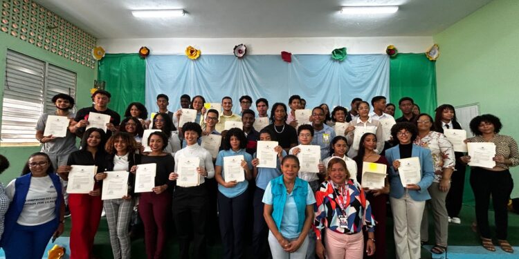 MINERD reconoce 92 estudiantes del Distrito10-03 por desempeño en Pruebas Nacionales