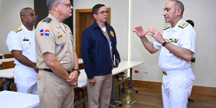 Ministro de Defensa se reúne con autoridades de la DNCD abordan combate al crimen y el narcotráfico.