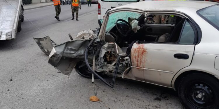 Ocho personas resultan heridas tras choque de yipeta y un carro público en Santiago