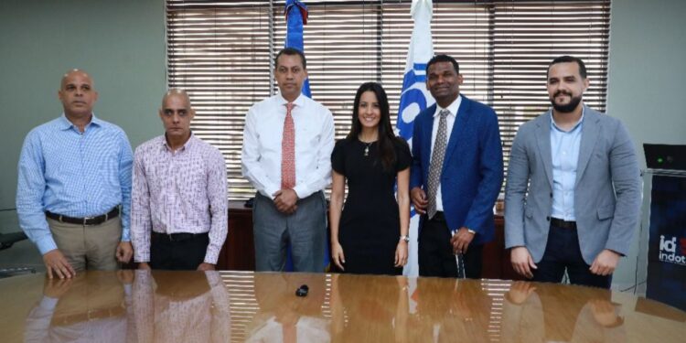 Indotel incorpora personas con discapacidad en sus direcciones Jurídica, Tecnología y Protección al Usuario