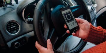 Denuncian conductores de Uber exigen cobro doble e ilegal durante viaje